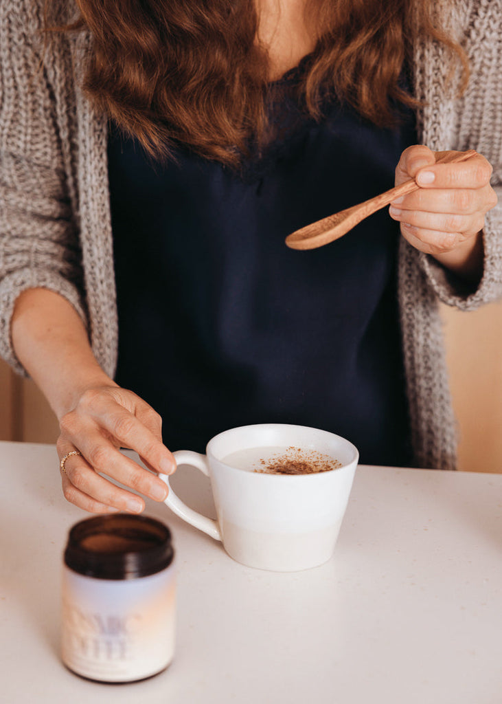Cosmic Coffee Zubereitung mit Holzlöffel - Gesunde Kaffeealternative ohne Koffein, glutenfrei, bio, vegan mit Ayurveda Gewürzen